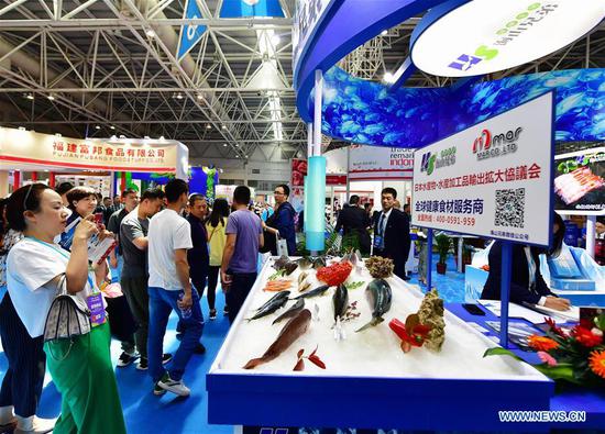 Visitors buy seafood products at the Russian national pavilion at the China (Fuzhou) International Seafood& Fisheries Expo in Fuzhou, the capital of Southeast China's Fujian province, on June 2. Photo: Xinhua