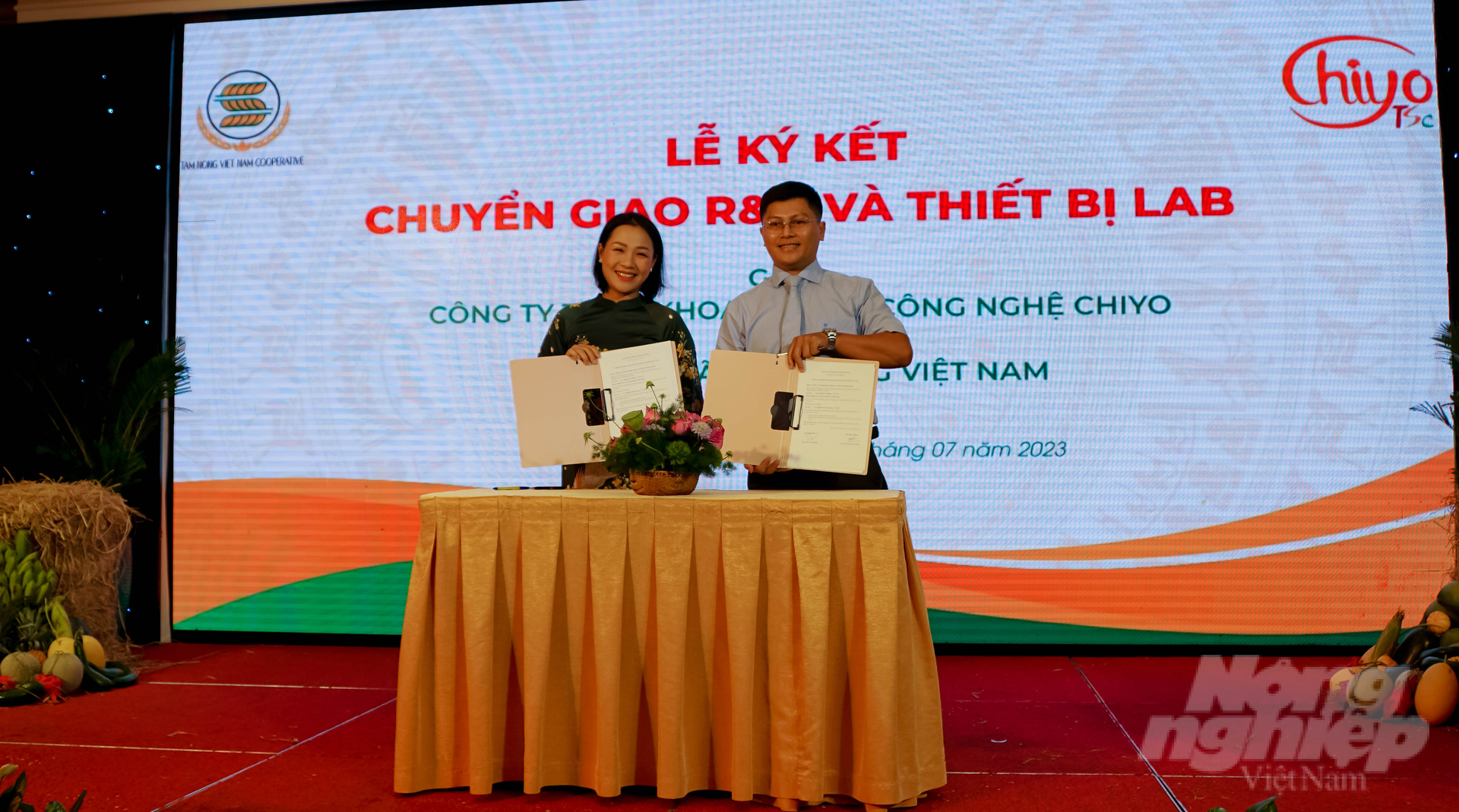 Bà Nguyễn Thị Vân Anh - Giám đốc điều hành HTX Tam nông Việt Nam kí kết hợp tác với các đơn vị, doanh nghiệp. Ảnh: Lê Bình.