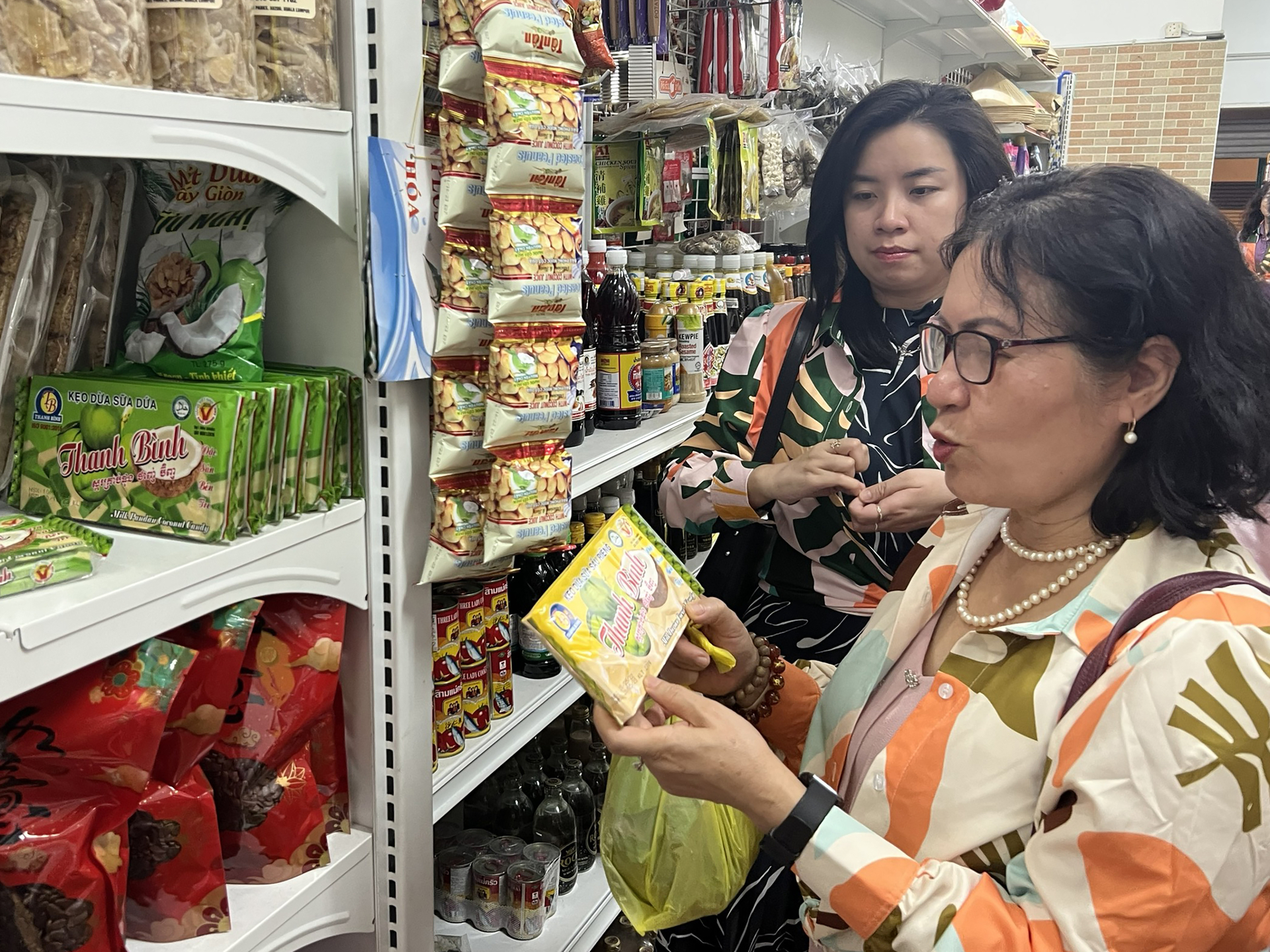 Tran Thi Chang, a Malaysian expatriate, is proud of Vietnamese goods in a foreign land.