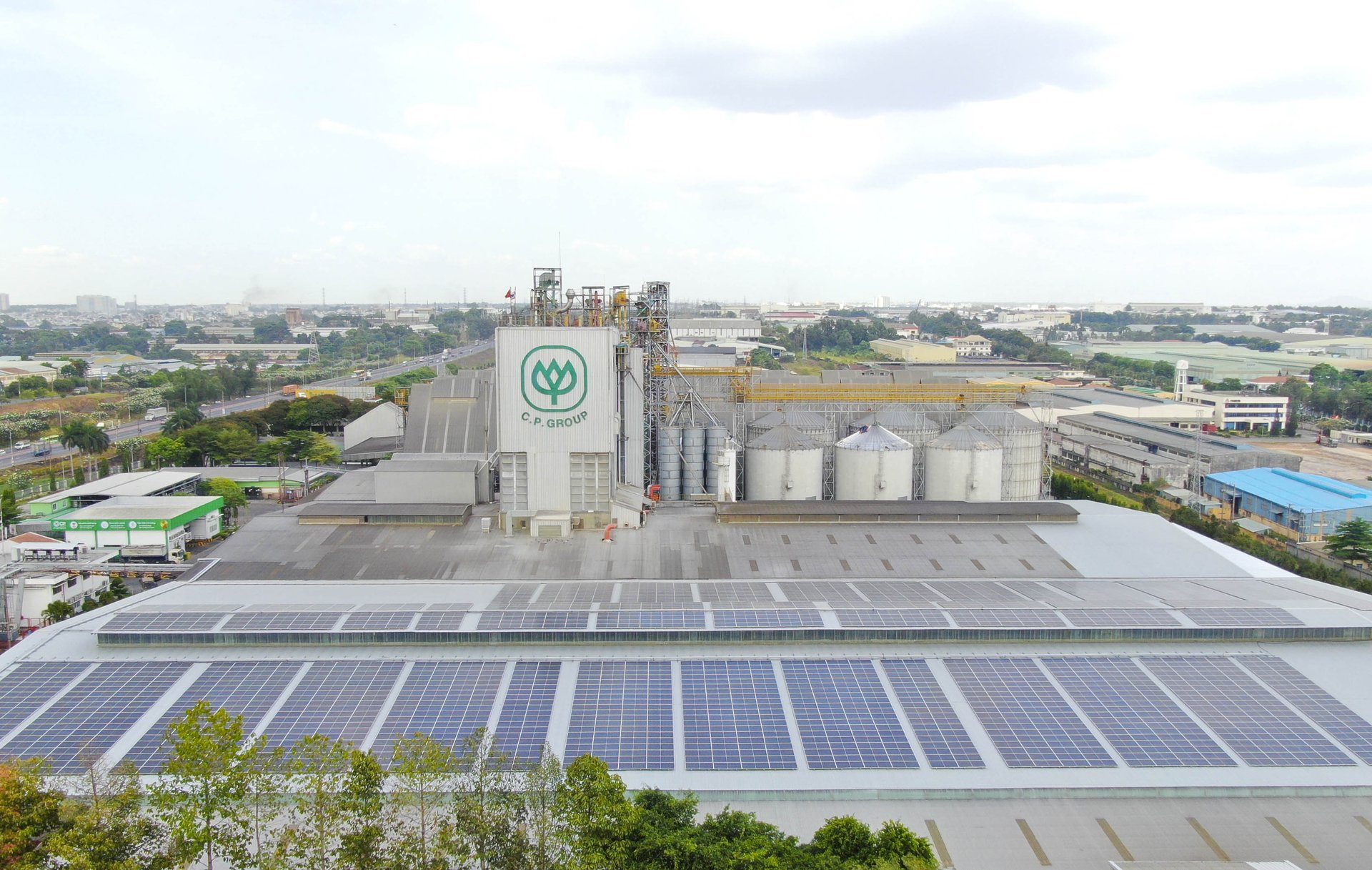Tấm pin năng lượng mặt trời lắp trên mái một nhà máy của C.P. Việt Nam. Ảnh: Thanh Sơn.