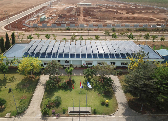 Điện mặt trời áp mái lắp đặt trên mái khu văn phòng của Nhà máy De Heus ở Đồng Nai. Ảnh: Thanh Sơn.