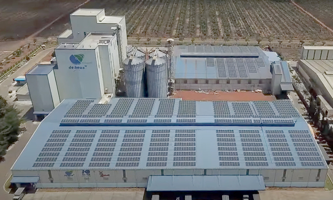 Điện mặt trời áp mái lắp trên mái một nhà máy của De Heus. Ảnh: Thanh Sơn.