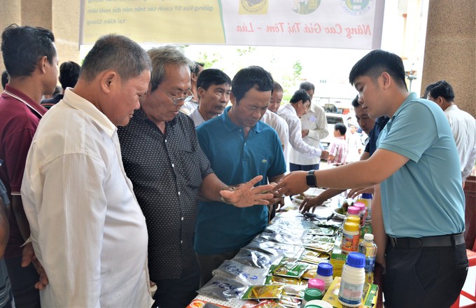 Delegates attending the workshop visited agricultural material booths. Photo: Trung Chanh.