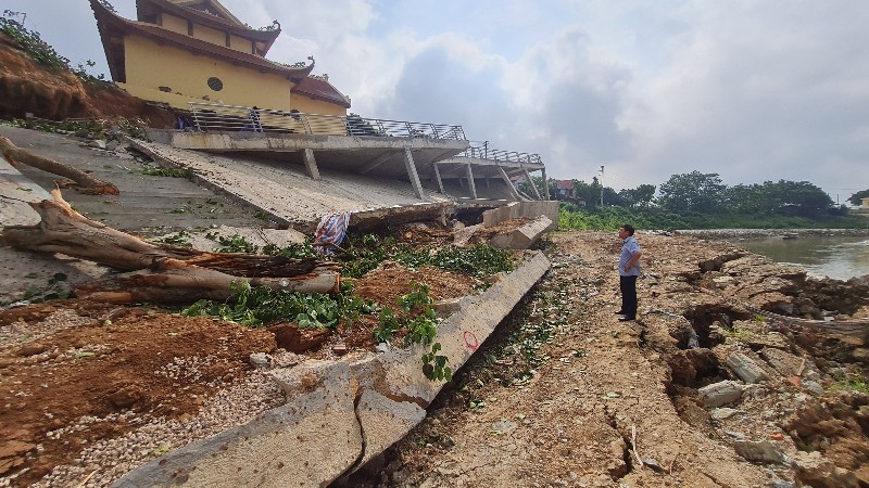 Phần tường chắn bê tông bị xô đổ hoàn toàn, khu vực sân phía ngoài đền bị sụt lún; hệ thống lan can, sàn bê tông gãy vỡ nghiêm trọng.