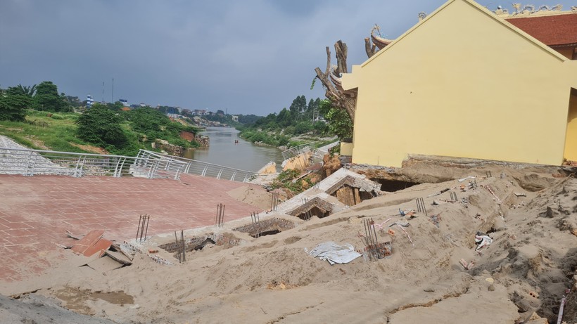 Toàn bộ các hạng mục công trình kè xây dựng mới ở khu vực đền Mẫu đã sụt lún, hư hỏng nghiêm trọng.