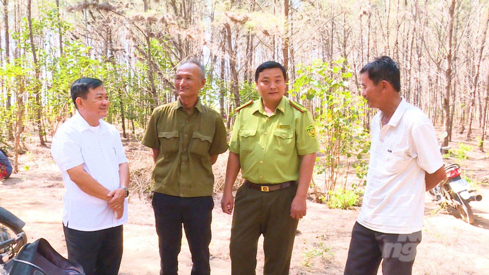 Công tác tuần tra, kiểm soát cùng với những hoạt động tuyên truyền người dân bảo vệ rừng được tổ chức thường xuyên. Ảnh: Hồ Thảo.