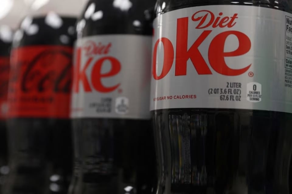 Diet Coke được bày bán tại một cửa hàng ở Thành phố New York, Hoa Kỳ. Ảnh: REUTERS/Shannon Stapleton.