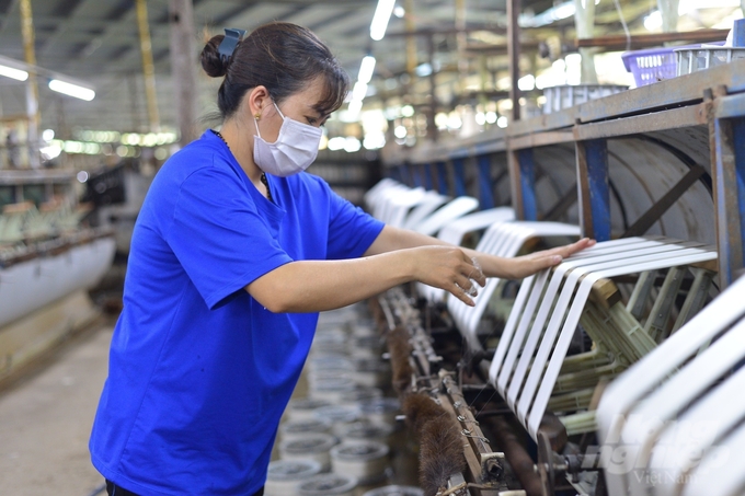  Việc hiện đại hóa dây chuyền sản xuất giúp tạo ra các sản phẩm tơ lụa có chất lượng cao. Ảnh: Minh Hậu 