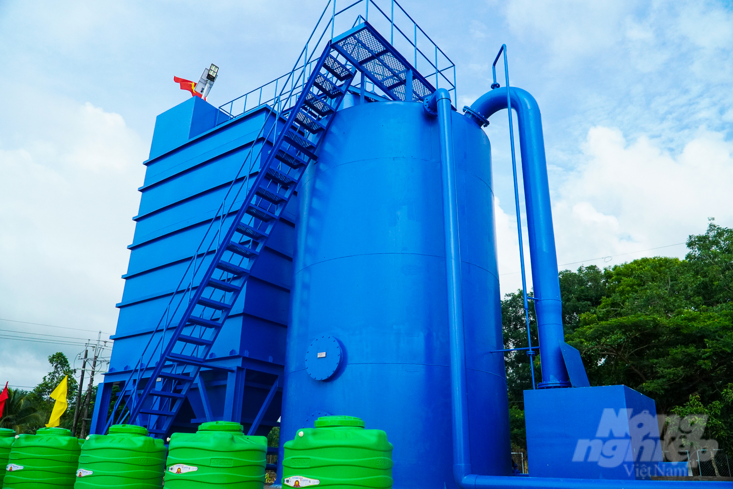 Trạm cấp nước tập trung xã Tân Hưng có công suất dự kiến 1.200 m3/ngày đêm. Phục vụ cung cấp nước sạch cho khoảng 400 hộ dân trên tuyến. Ảnh: Văn Vũ.