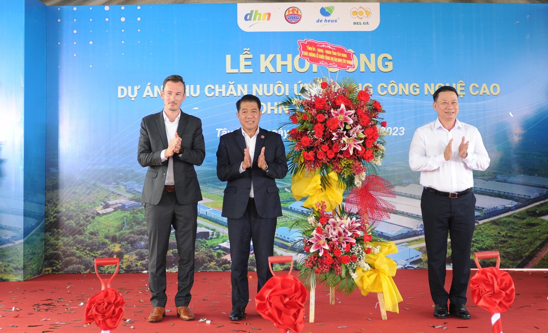 Chủ tịch UBND tỉnh Tây Ninh Nguyễn Thanh Ngọc (ngoài cùng bên phải) thay mặt tỉnh Tây Ninh tặng hoa chúc mừng Tập đoàn Hùng Nhơn và De Heus khởi công dự án nông nghiệp ứng dụng công nghệ cao tại Tây Ninh. Ảnh: HN.