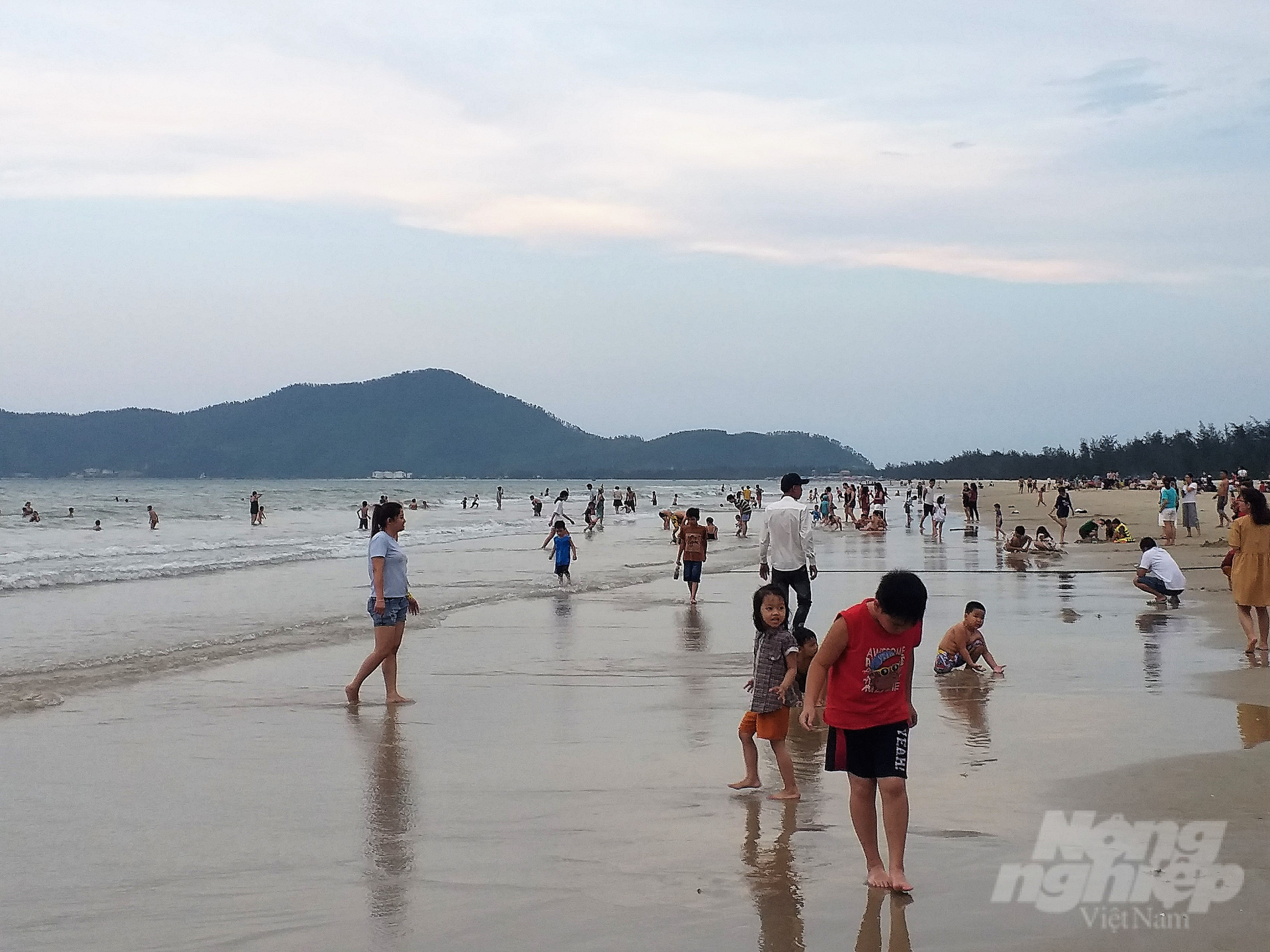 Nhiều ý kiến lo lắng ngành du lịch Phú Lộc sẽ bị tác động bởi hoạt động nhận chìm chất thải ngoài khơi vịnh Lăng Cô. Ảnh: CĐ.