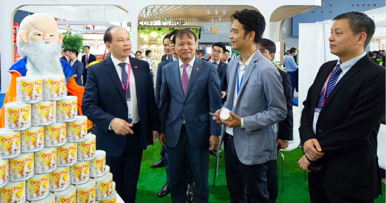 Deputy Minister of Industry and Trade Do Thang Hai (in the middle) visits Vinamilk’s booth at the Guangzhou international fair. Photo: Duc Trung.