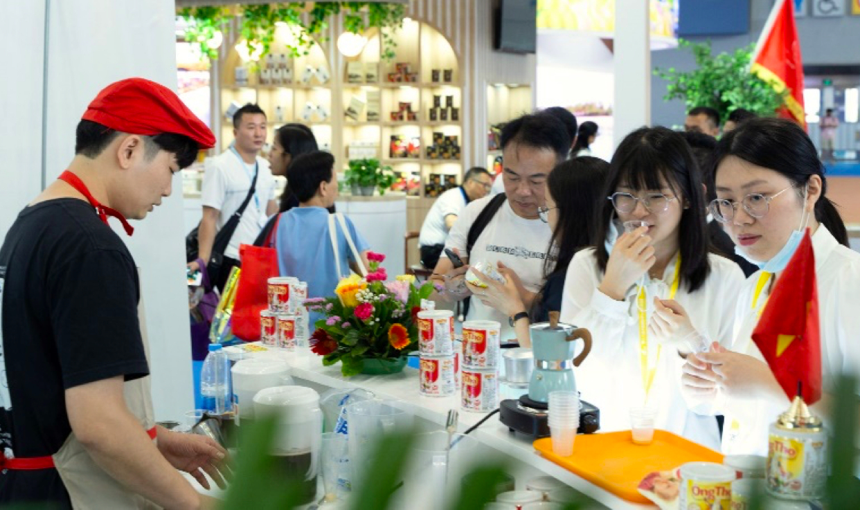 Many Chinese consumers, especially young people, know about Ong Tho condensed milk through drinks such as milk, coffee, and tea in Guangzhou. Photo: Duc Trung.