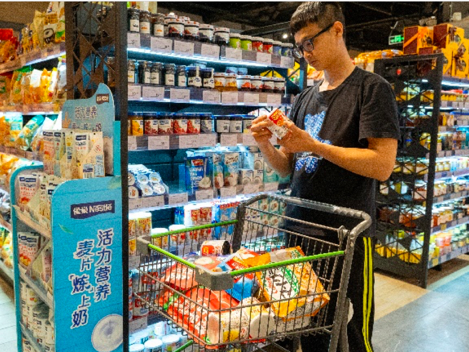 Ong Tho condensed milk products appear in many Chinese stores and supermarkets, gradually becoming more present to Chinese consumers after two years of exporting. Photo: Duc Trung.