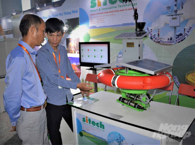 Businesses introduce water environment monitoring equipment for agricultural production at Hau Giang Digital Transformation and Innovation Week in 2023. Photo: Trung Chanh.