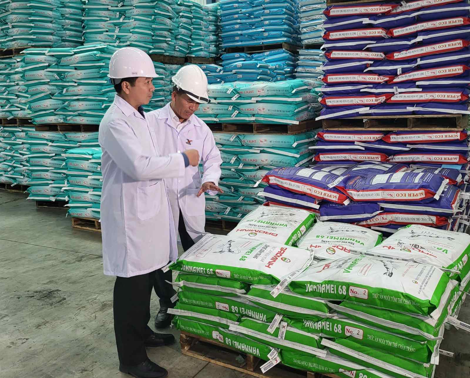 Cục trưởng Cục Thủy sản Trần Đình Luân thăm Nhà máy sản xuất thức ăn nuôi tôm của GrowMax.
