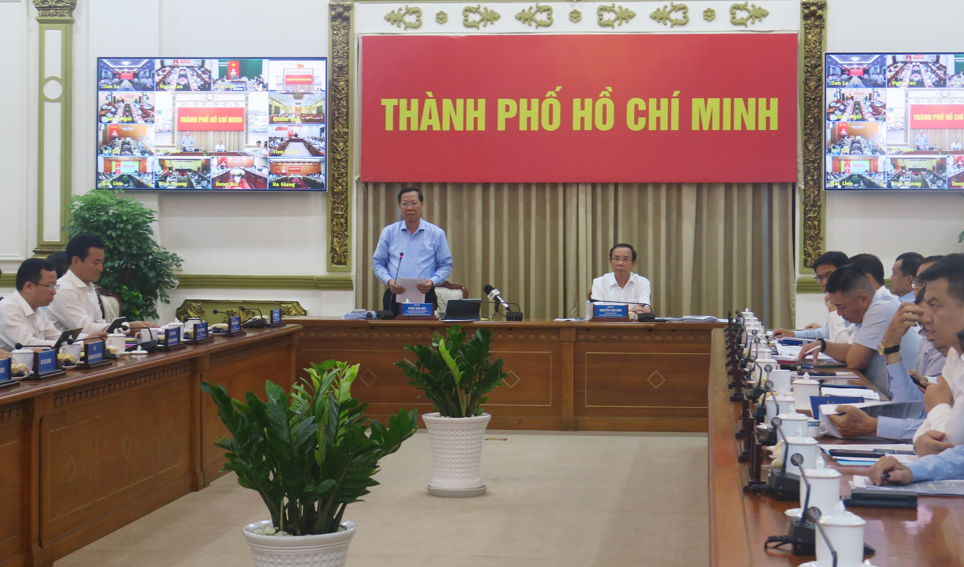 Bí thư Thành ủy TP.HCM Nguyễn Văn Nên và Chủ tịch UBND TP.HCM chủ trì tại điểm cầu TP.HCM. Ảnh: M.H.