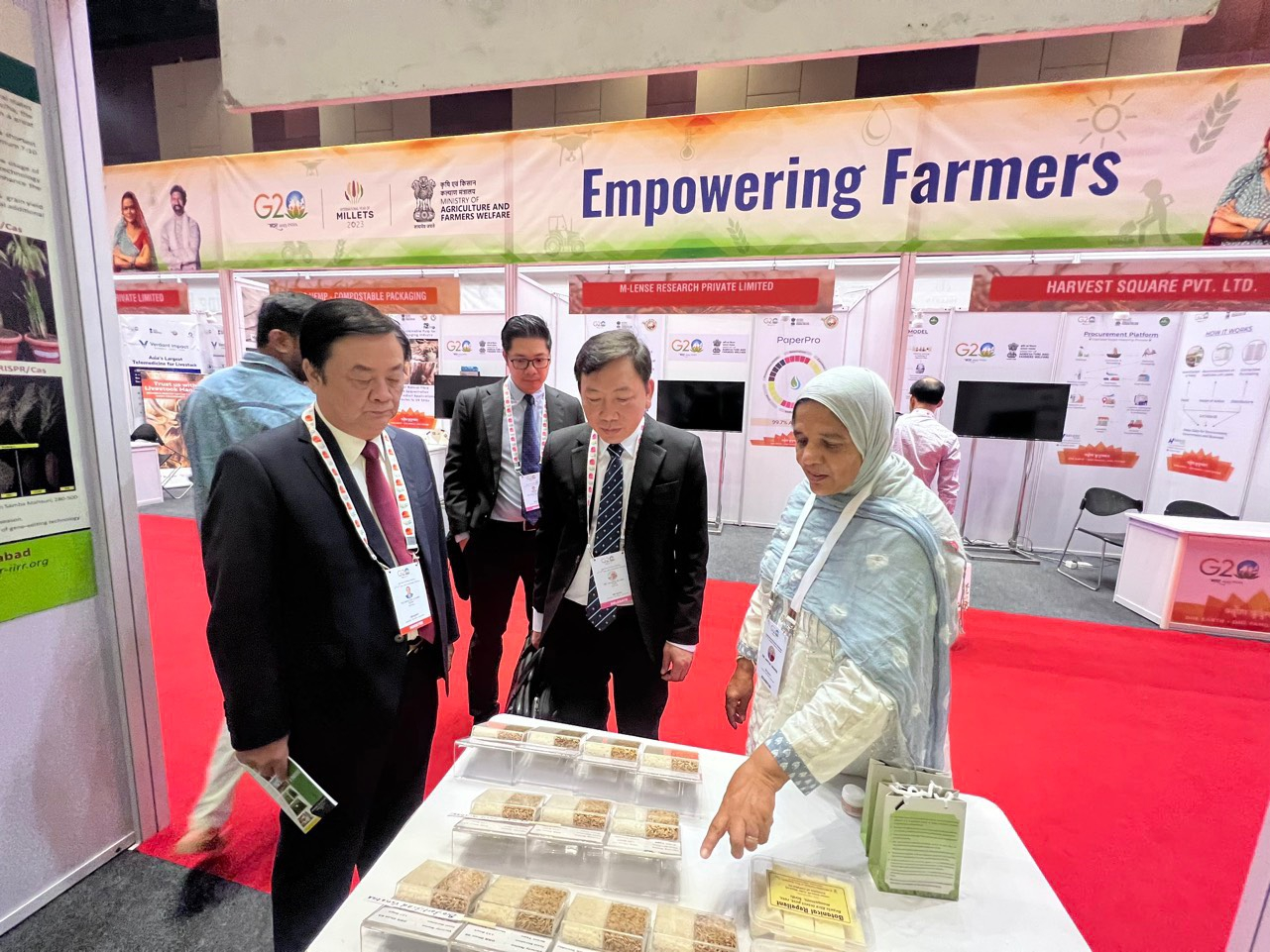 Minister Le Minh Hoan visits a booth where designer presents her research. Photo: ICD.