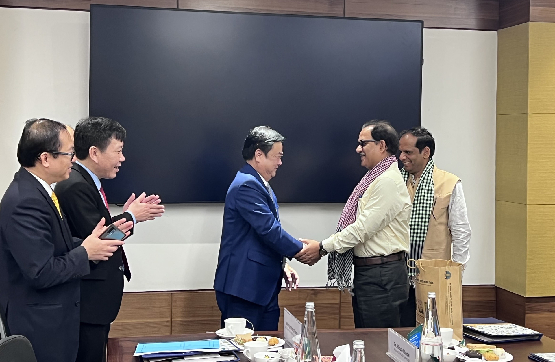 Minister Le Minh Hoan exchanges gift with Indian delegates. Photo: ICD.