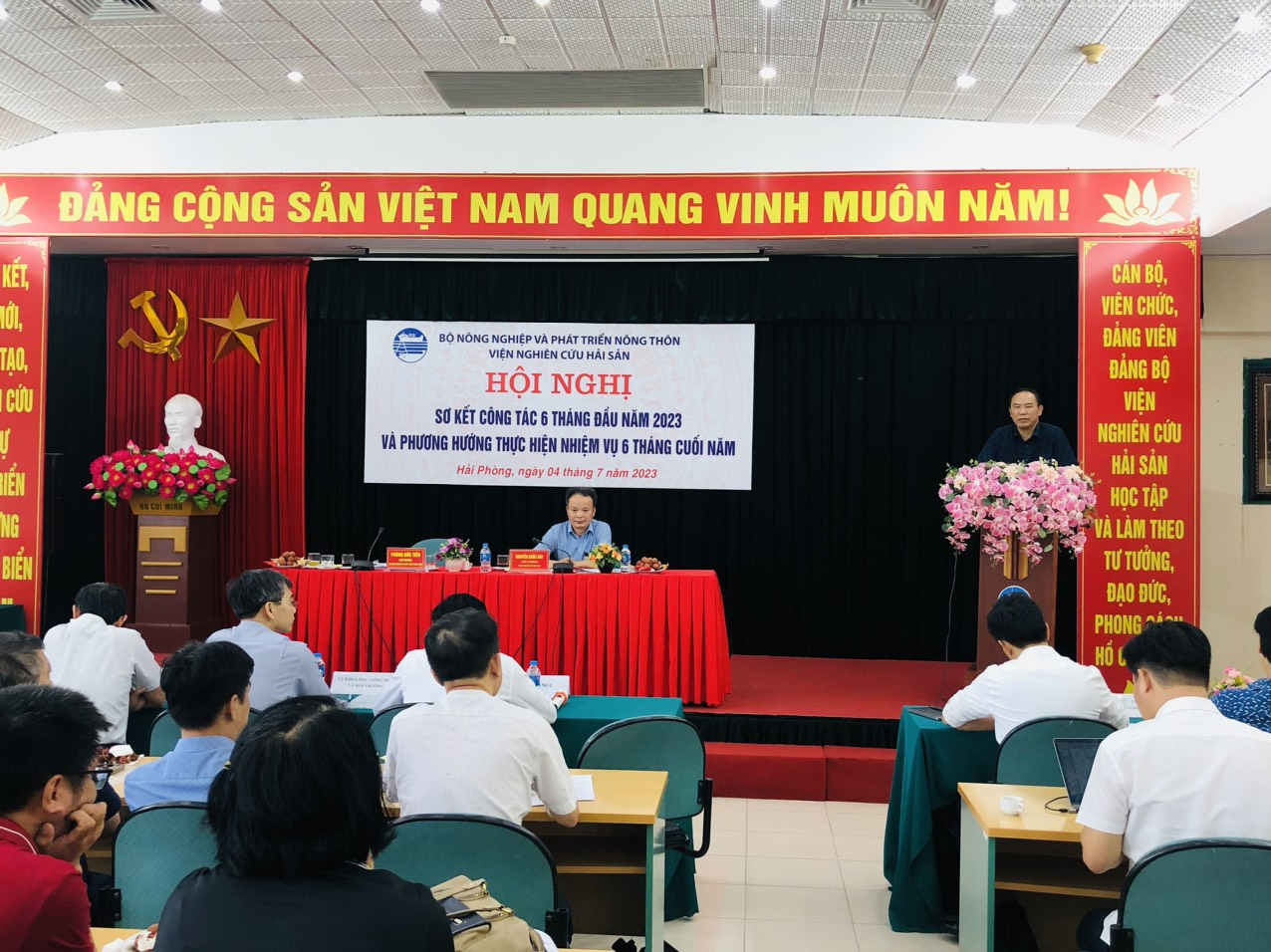 Thứ trưởng Bộ NN-PTNT Phùng Đức Tiến dự và chỉ đạo hội nghị. Ảnh: Đinh Mười.