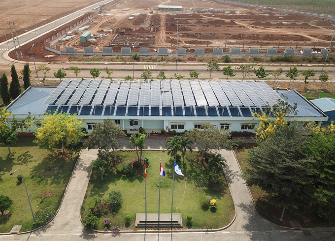 Rooftop solar power is installed on the roof of the office area of De Heus Factory in Dong Nai. Photo: Thanh Son.