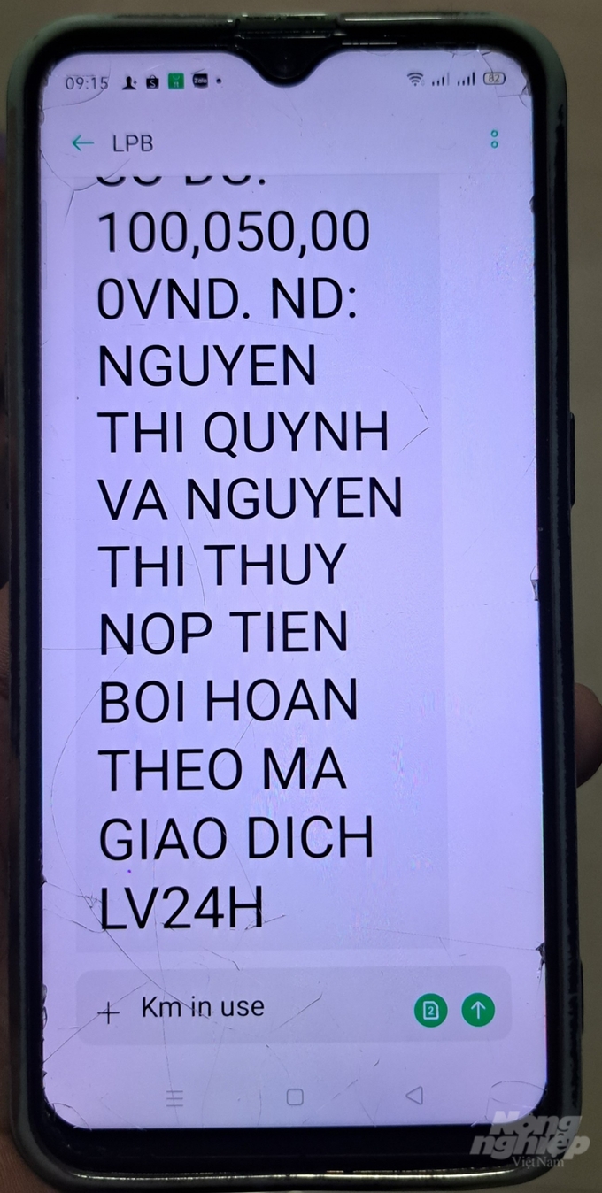 Sau khi tự ý lấy tiền trong tài khoản của ông Huyên chuyển cho Quang, hai nhân viên ngân hàng đã bồi hoàn lại cho chủ tài khoản số tiền 100 triệu đồng. Ảnh: Quốc Toản. 