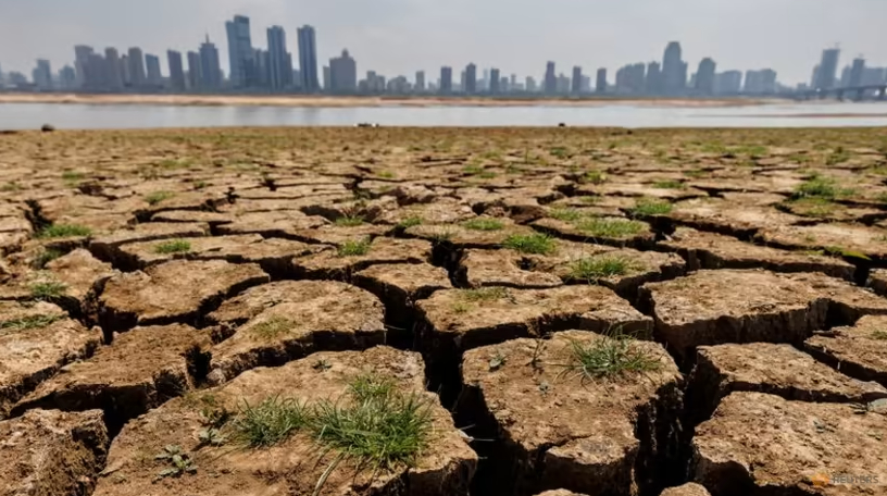 Cracks run through the partially dried-up river bed of the Gan River, a tributary to Poyang Lake during a regional drought in Nanchang, Jiangxi province, China, Aug 28, 2022. Photo: Reuters/Thomas Peter