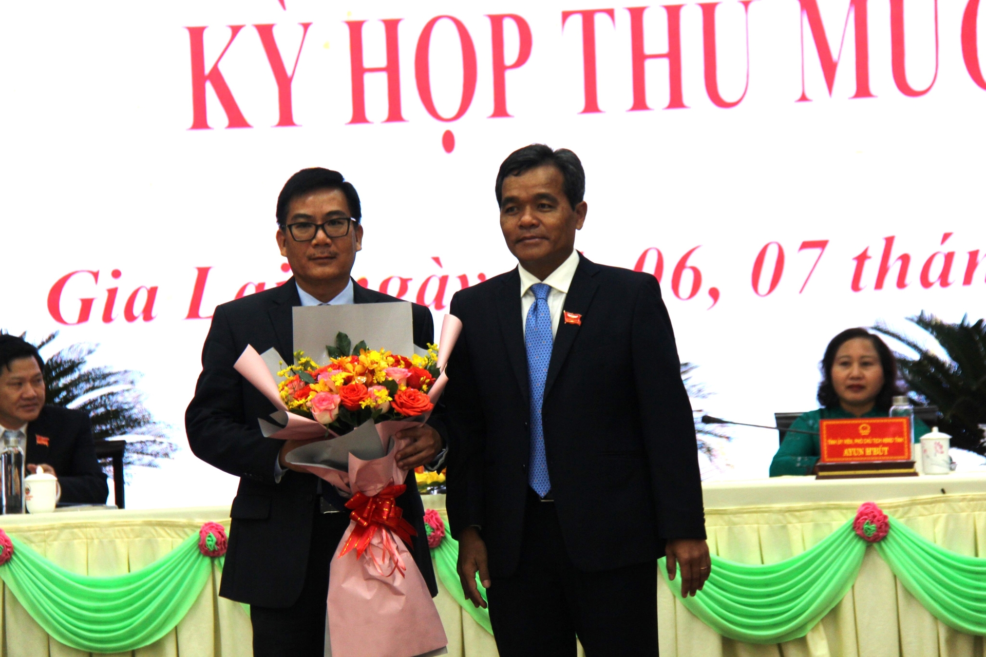 Ông Phạm Minh Trung (bìa trái) trúng cử Ủy viên UBND tỉnh Gia Lai khóa XII. Ảnh: Đăng Lâm.