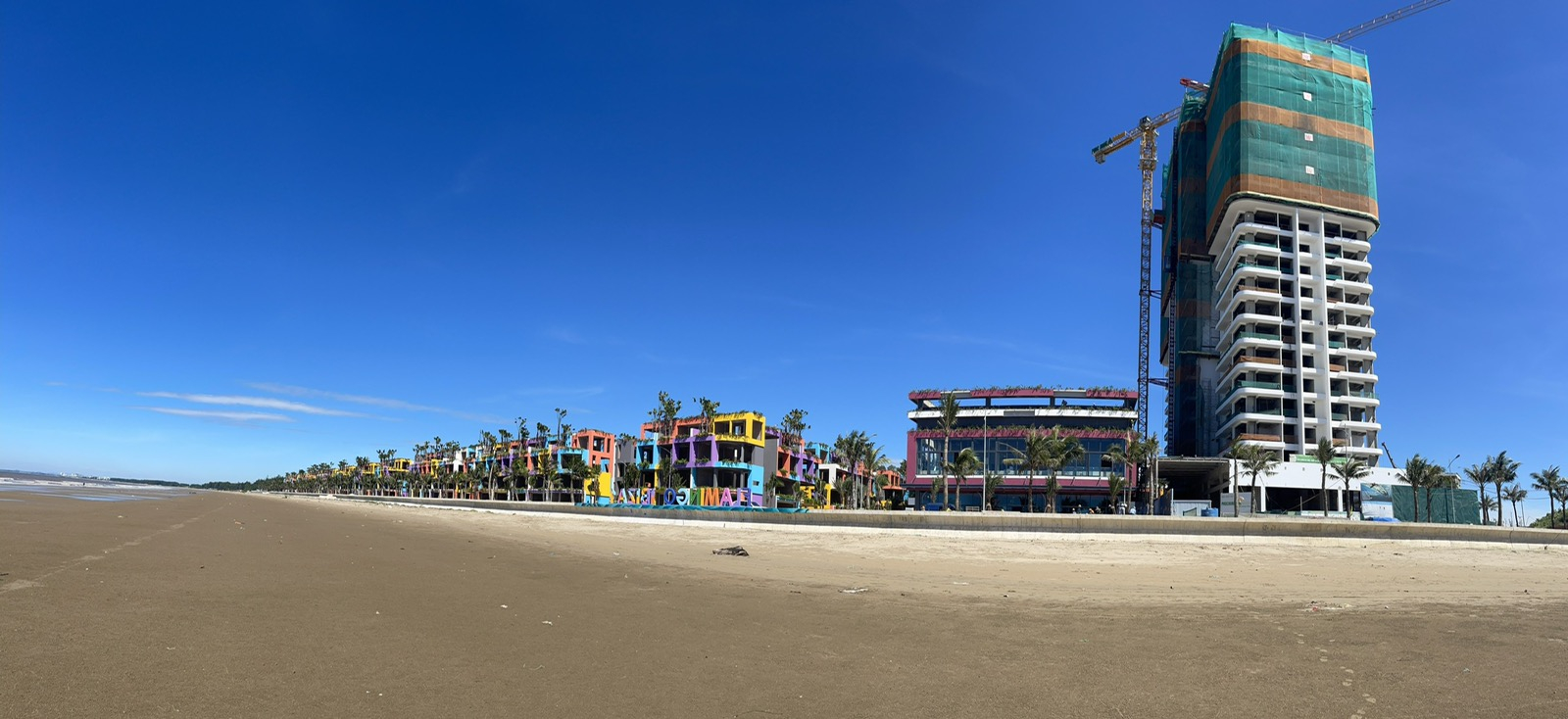 Toà Ibiza Party Resort và Trung tâm nghỉ dưỡng Bốn Mùa (ngoài cùng bên phải) đã hoàn thành những hạng mục quan trọng nhất, sẵn sàng đi vào hoạt động trong thời gian sắp tới. Ảnh: TT.