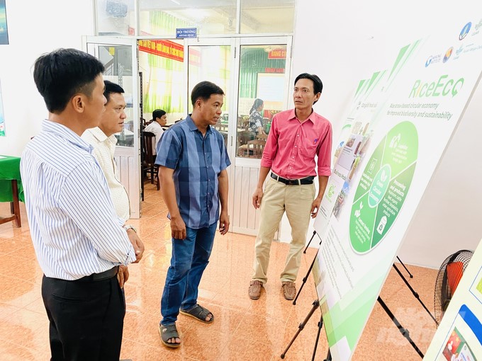 Mekong Delta farmers learn about the process of applying mechanization to produce organic fertilizer from straw. Photo: Le Hoang Vu.