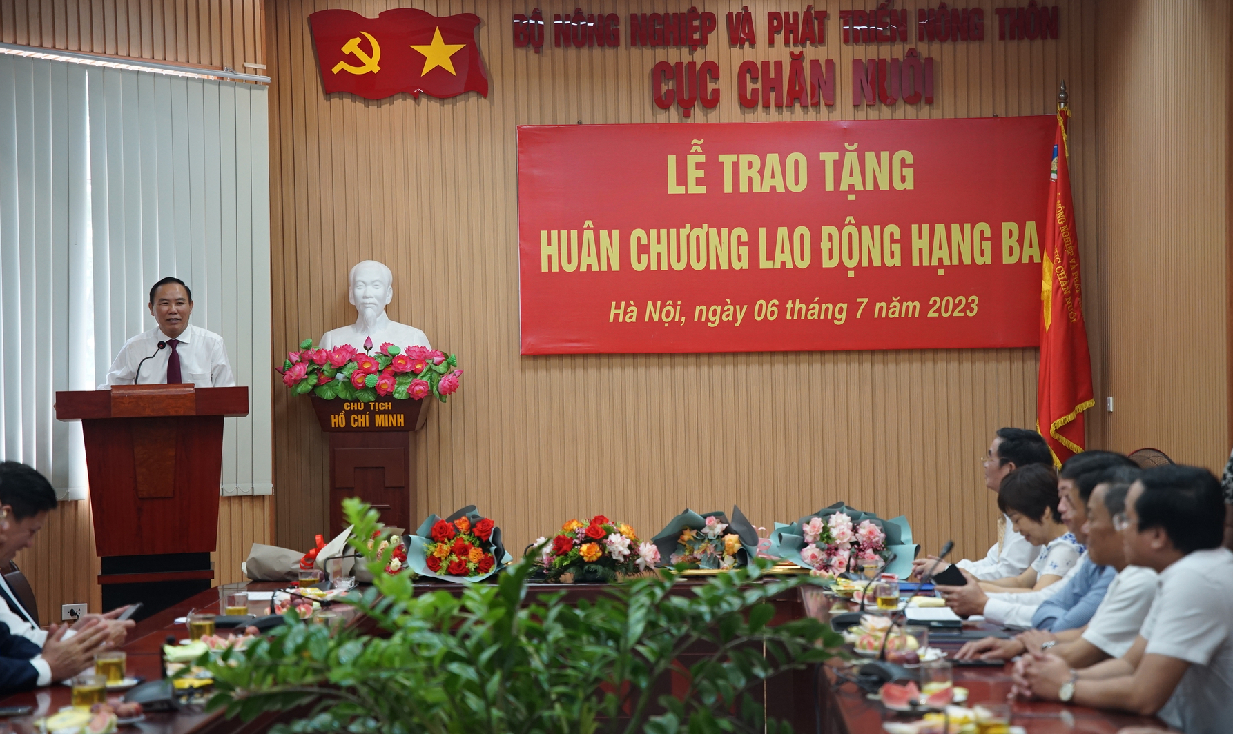 Thứ trưởng Phùng Đức Tiến phát biểu tại Lễ Trao tặng Huân chương Lao động hạng Ba cho lãnh đạo và nguyên lãnh đạo Cục Chăn nuôi. Ảnh: Linh Linh. 