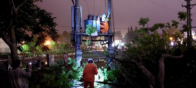 Cán bộ và nhân viên Công ty Điện lực Yên Bái khắc phục hậu quả sau mưa bão. Ảnh: Thanh Tiến.