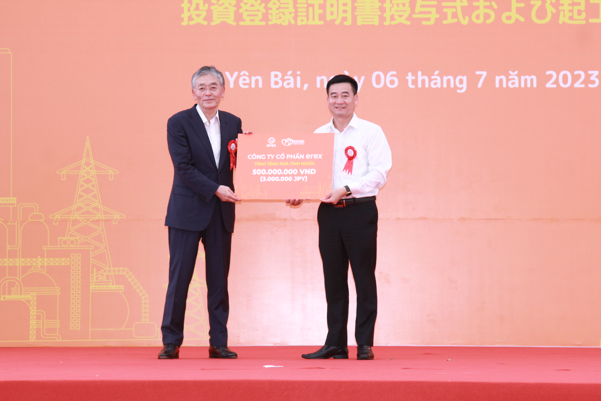 Đại diện Công ty Cổ phần EREX trao tặng nhà tình nghĩa cho huyện Văn Yên. Ảnh: Thanh Tiến.