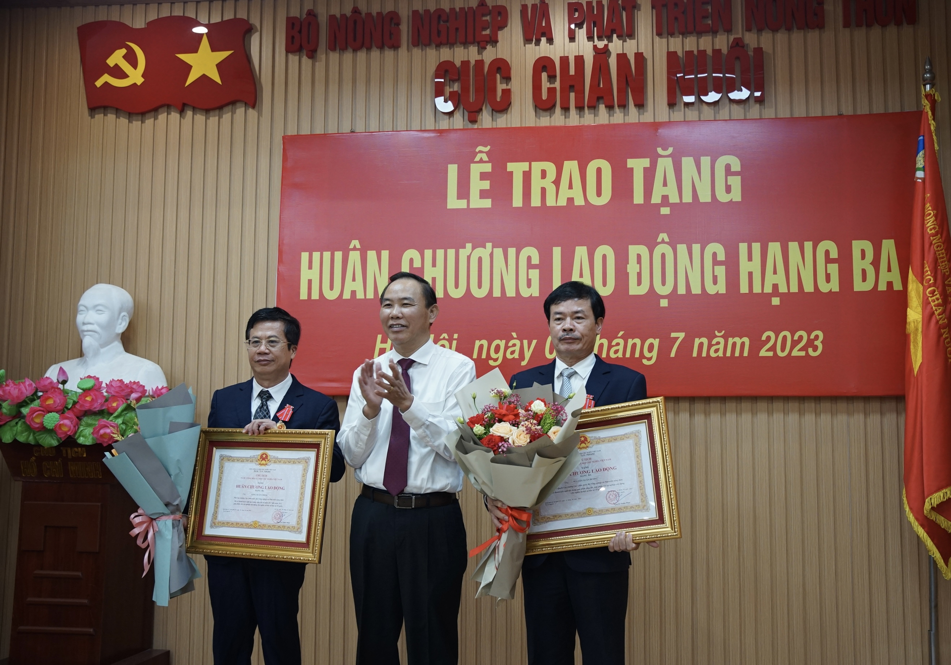 Ông Nguyễn Xuân Dương (phải), nguyên Quyền Cục trưởng và ông Tống Xuân Chinh (trái), Phó Cục trưởng Cục Chăn nuôi nhận Huân chương Lao động hạng Ba. Ảnh: Linh Linh. 
