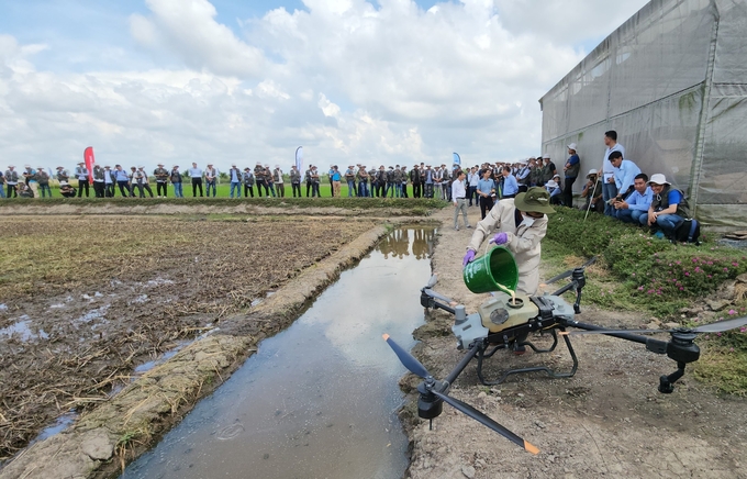 Agricultural drone use for spraying pesticides can increase productivity by 15-30 times and shorten the spraying time per unit area.