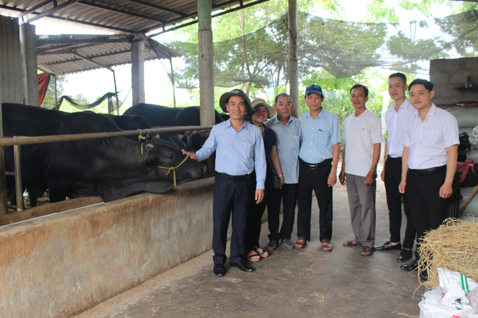 Leaders of the Quang Tri Department of MARD and Quang Tri Agricultural Extension Center inspect the model. Photo: Viet Toan.