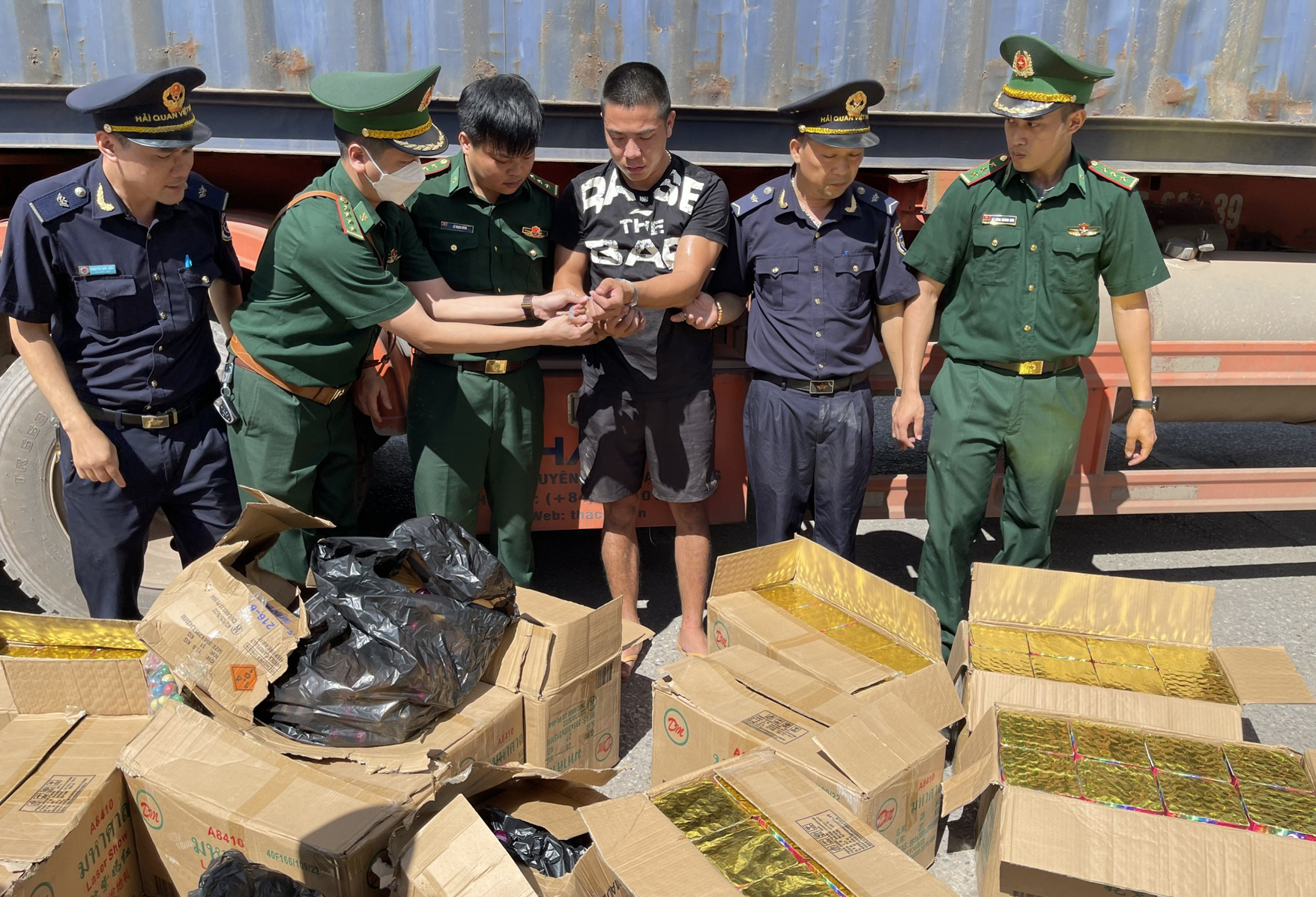 Lực lượng liên nghành bắt giữ tài xế  Phạm Văn Tiến, cùng tang vật.  Ảnh: Đ.Trí.