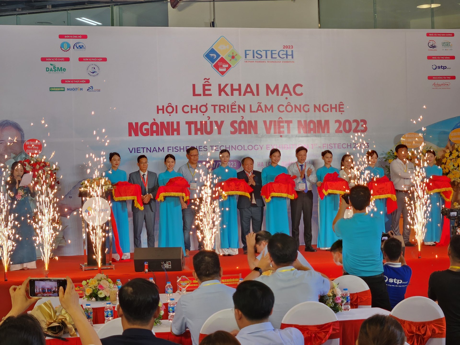 Cắt băng khai mạc Hội chợ Triển lãm công nghệ ngành thủy sản Việt Nam lần thứ nhất năm 2023. Ảnh: Hồng Thắm.