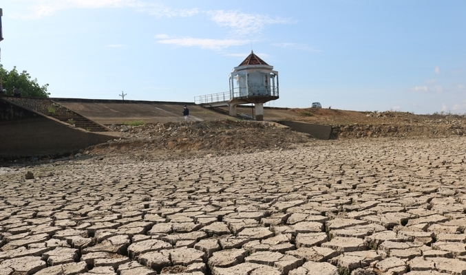 Many lakes in Binh Thuan are inert when affected by El Nino. Photo: KS.