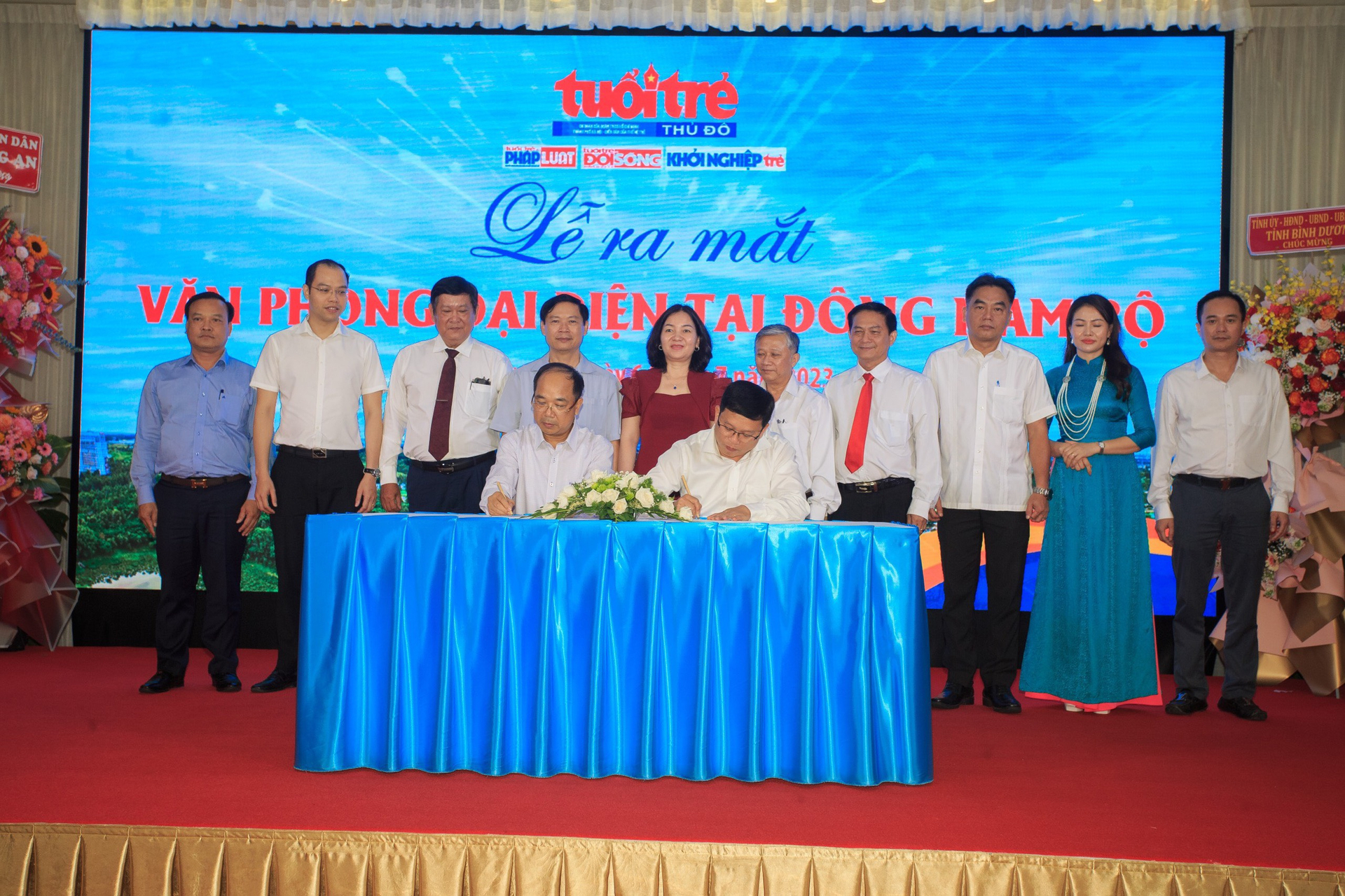 Ông Nguyễn Mạnh Hưng, Tổng Biên tập báo Tuổi trẻ Thủ đô (bên trái) ký kết chương trình phối hợp với ông Lê Tuấn Anh, Giám đốc Sở Thông tin và Truyền thông Bình Dương.
