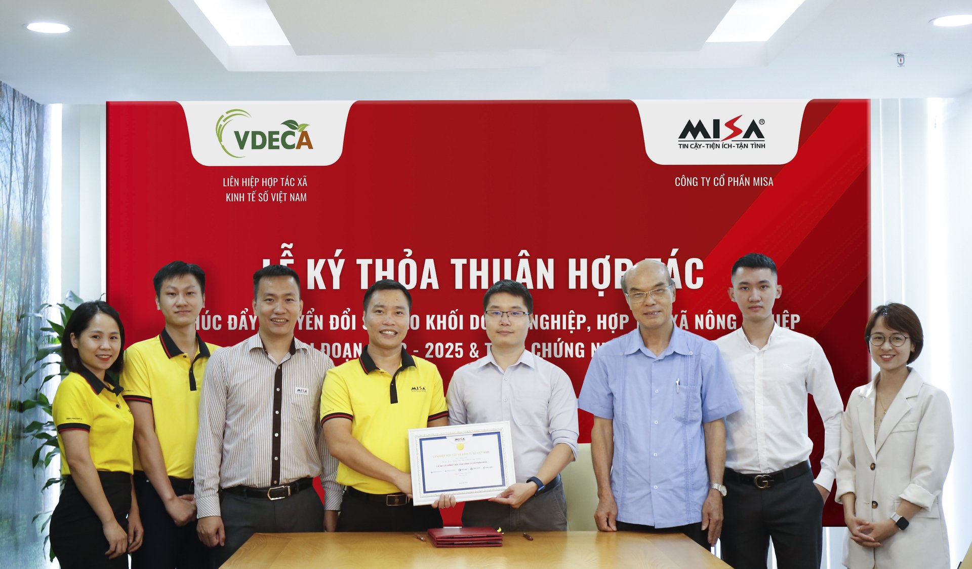 Công ty Cổ phần MISA và Liên hiệp HTX Kinh tế số Việt Nam ký kết hợp tác thúc đẩy chuyển đổi số trong lĩnh vực nông nghiệp.