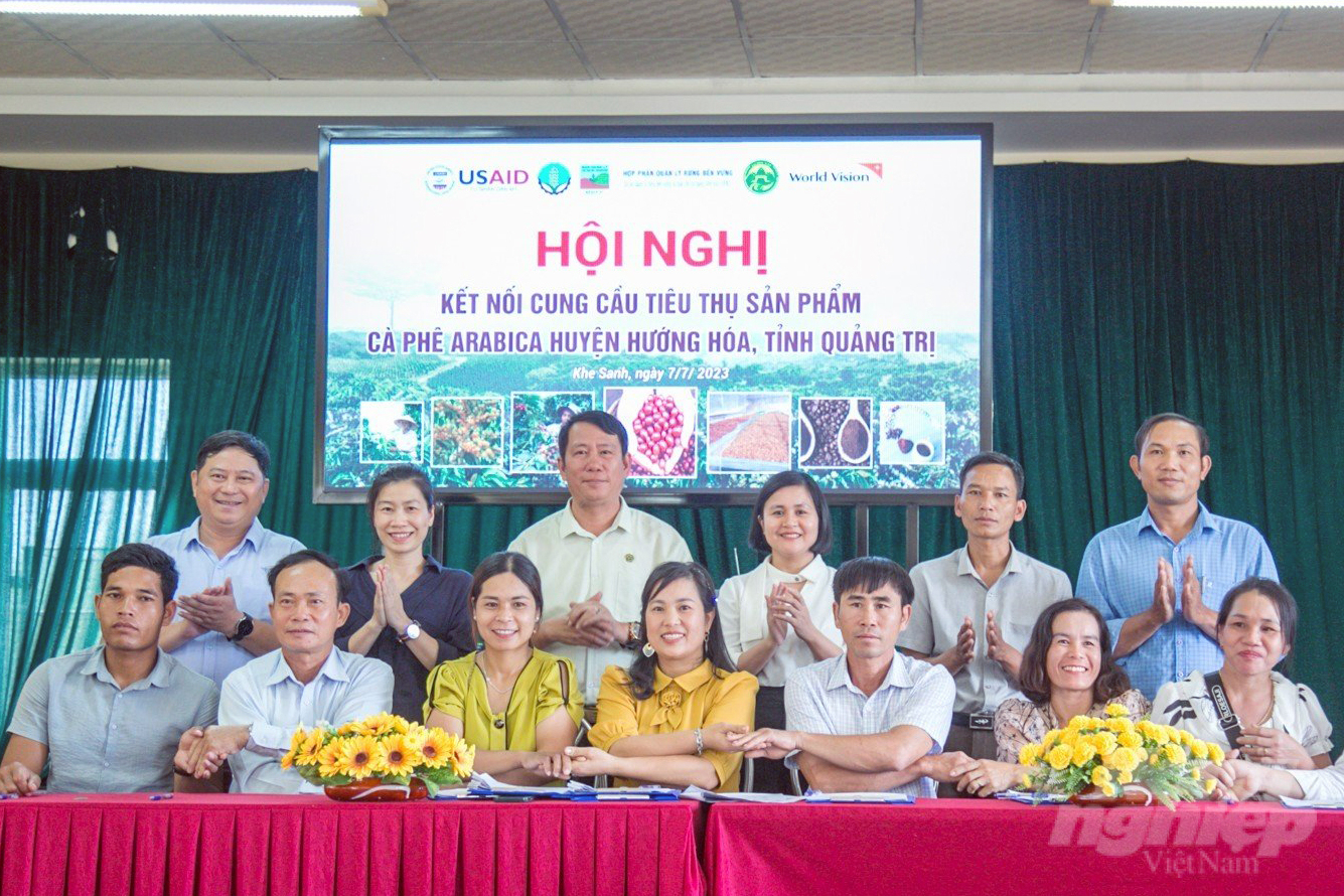 Signing ceremony for the cooperation agreement to build material areas between two cooperatives with ten production groups, and five association contracts between rice consumption units, green coffee producers and coffee production cooperatives. Photo: Vo Dung.