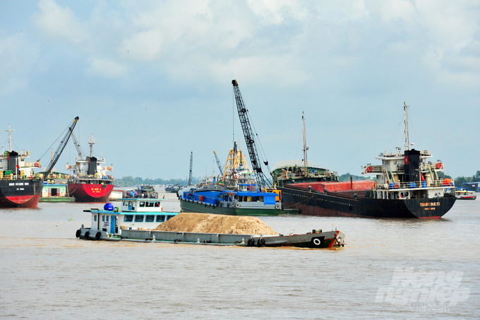 The price of sand has steadily increased due to limited supply as well as high demand. Photo: Le Hoang Vu.