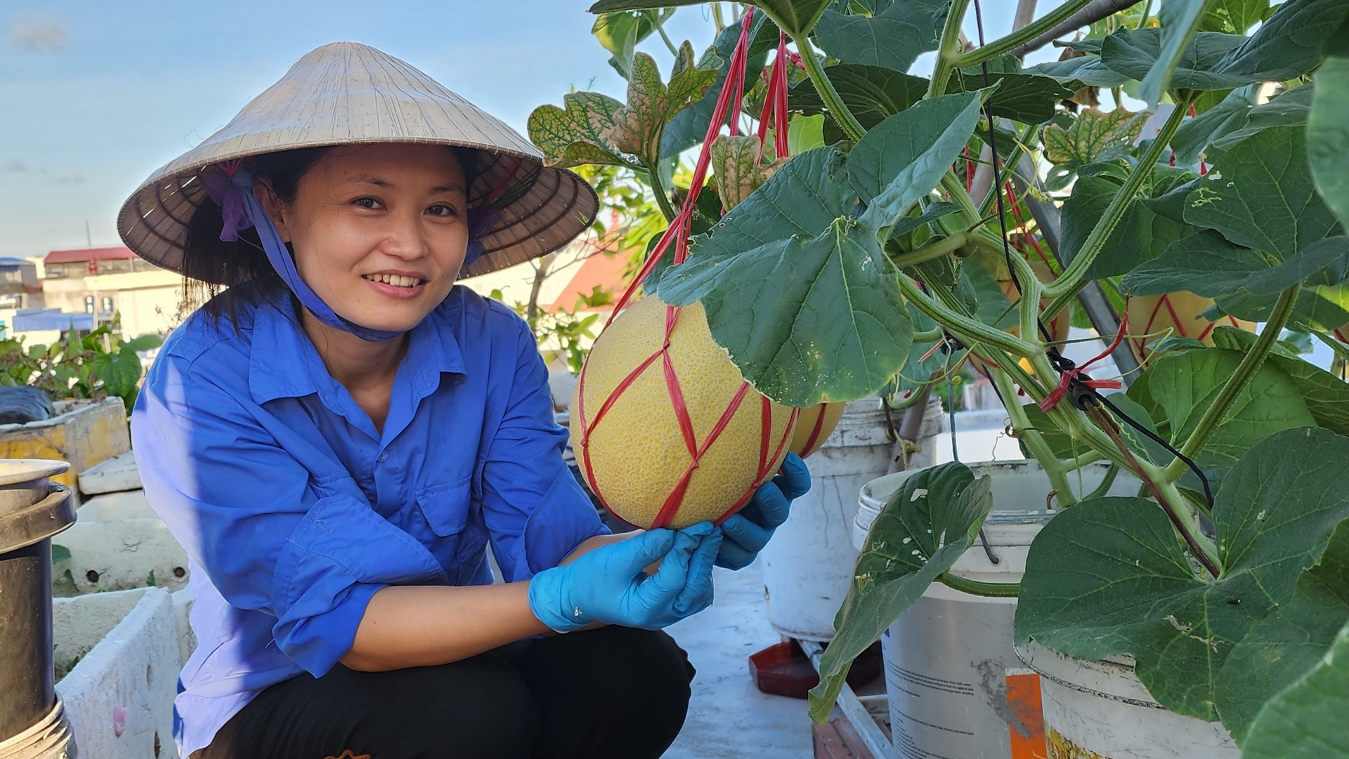 With agricultural products, Ms. Hieu can freely provides for her family and even shares with neighbors. Photo: Dinh Muoi.