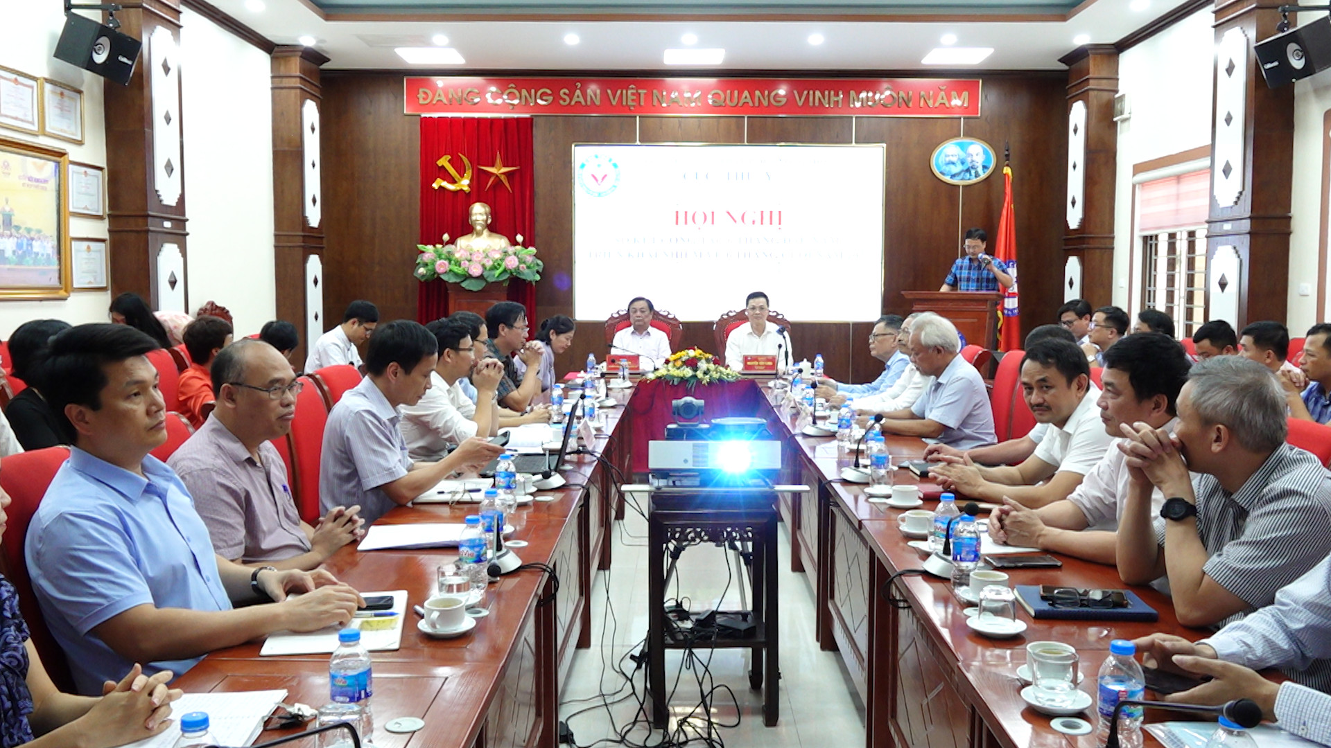 Bộ trưởng Lê Minh Hoan và Cục trưởng Cục Thú y Nguyễn Văn Long chủ trì Hội nghị Sơ kết công tác 6 tháng đầu năm, triển khai nhiệm vụ 6 tháng cuối năm 2023 của ngành thú y. Ảnh: Linh Linh.