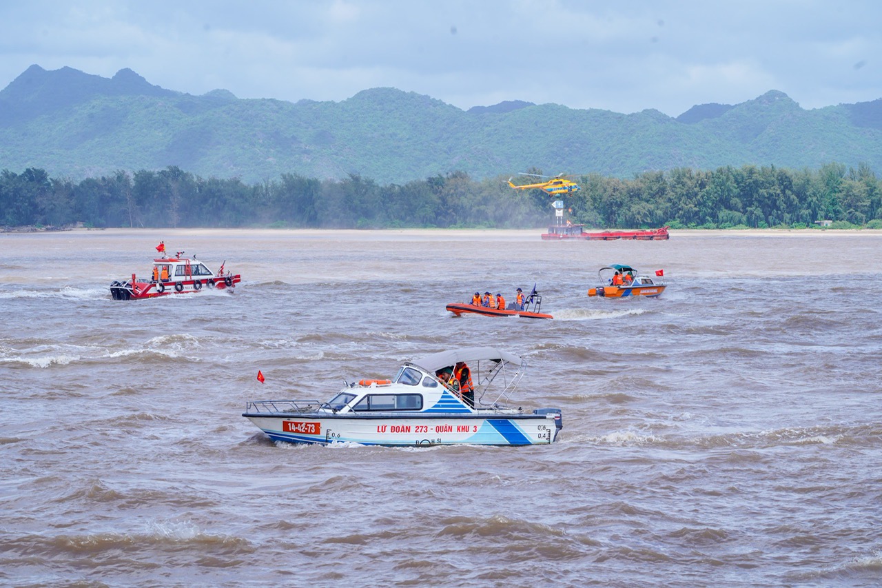 540 representatives from various units including: the Coast Guard Region Command I, Squadron 38/Border Guard; Brigade 273, Brigade 603/QK3; the Military Command; the Border Guard Command; Hai Phong city's Police, Department of Agriculture and Rural Development, Department of Transport, etc. participated in super typhoon warning, anchoring vessels, reinforcing houses and properties, evacuating people, establishing the city's front headquarters