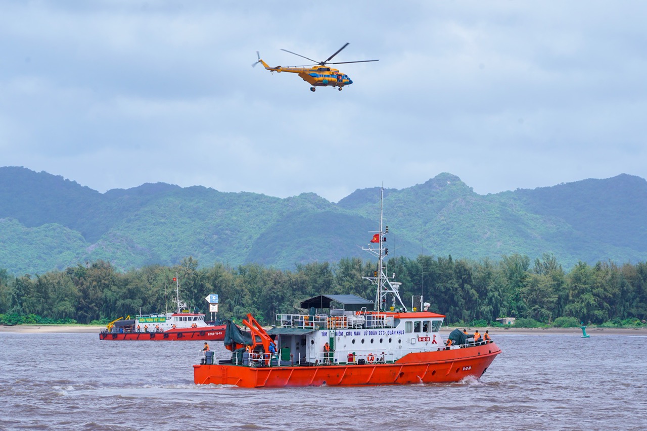 As a seaport city, Hai Phong has a spacious sea area with multiple estuaries. As a result, there is a busy flow of domestic and foreign vessels, daily fishing vessels, transportation vessels for export goods and people travelling in and out of Hai Phong city.