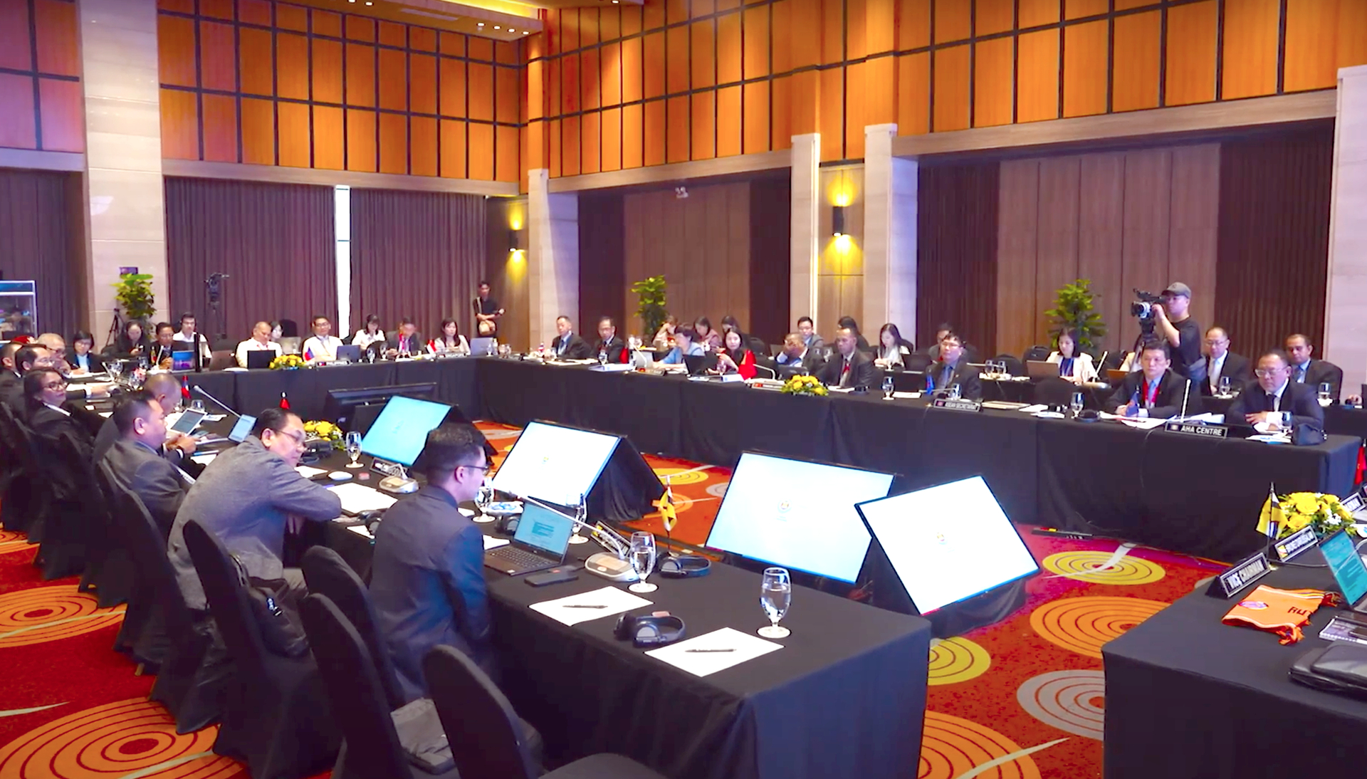 Hội nghị Ủy ban ASEAN về quản lý thiên tai lần thứ 42 và các hoạt động liên quan đã thảo luận nhiều vấn đề quan trọng nhằm ứng phó thảm họa và giảm nhẹ rủi ro thiên tai. Ảnh: NH.