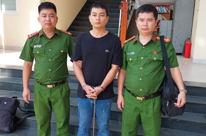 Đối tượng Hà Duy Phương (áo đen, đứng giữa) vừa bị bắt để phục vụ điều tra. Ảnh: Công an Thanh Hóa.