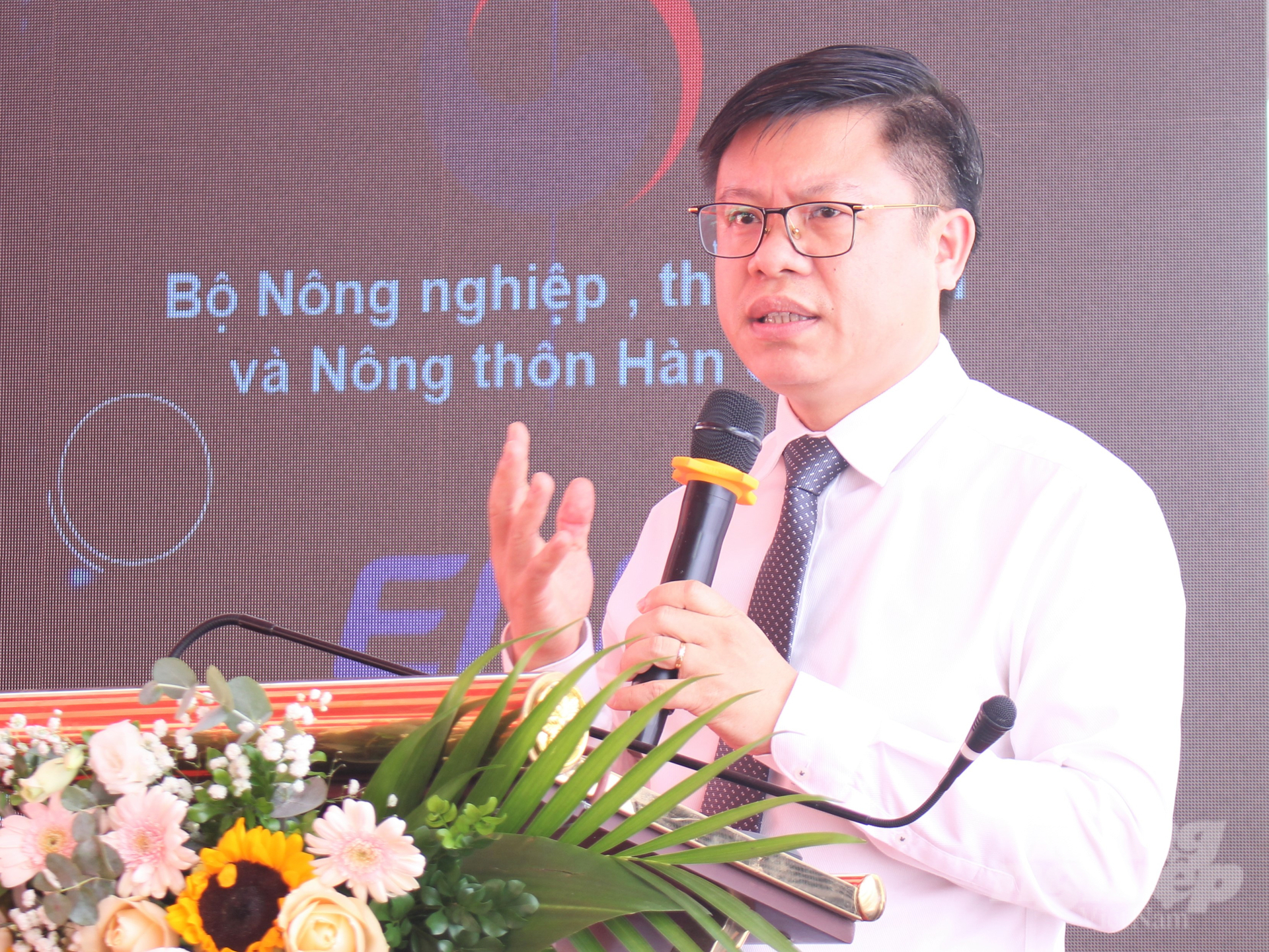 Mr. Nguyen Quoc Toan, Director of the Center for Digital Transformation and Agricultural Statistics, informed delegates about the project. Photo: Trung Quan.